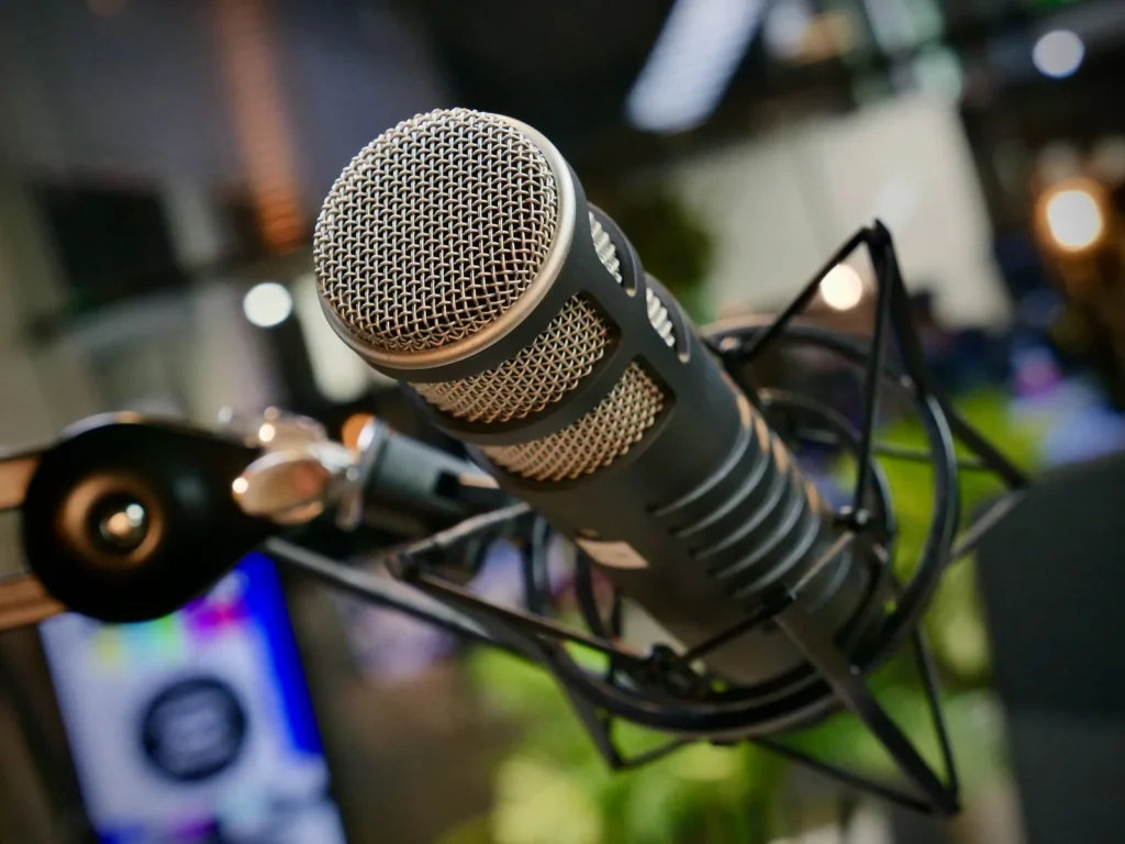 Micro de podcast sur bras articulé, prêt pour l'enregistrement et le montage d'un épisode
