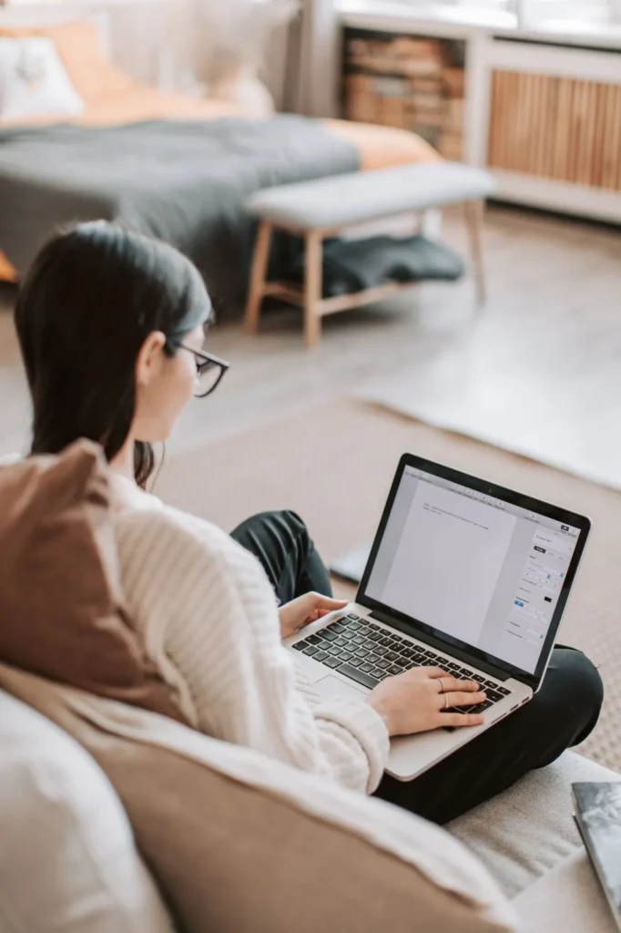 Thérapeute qui vérifie le référencement Google de son site sur son ordinateur portable