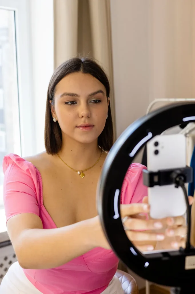 Praticienne qui se filme au smartphone avant le montage vidéo de ses Reels